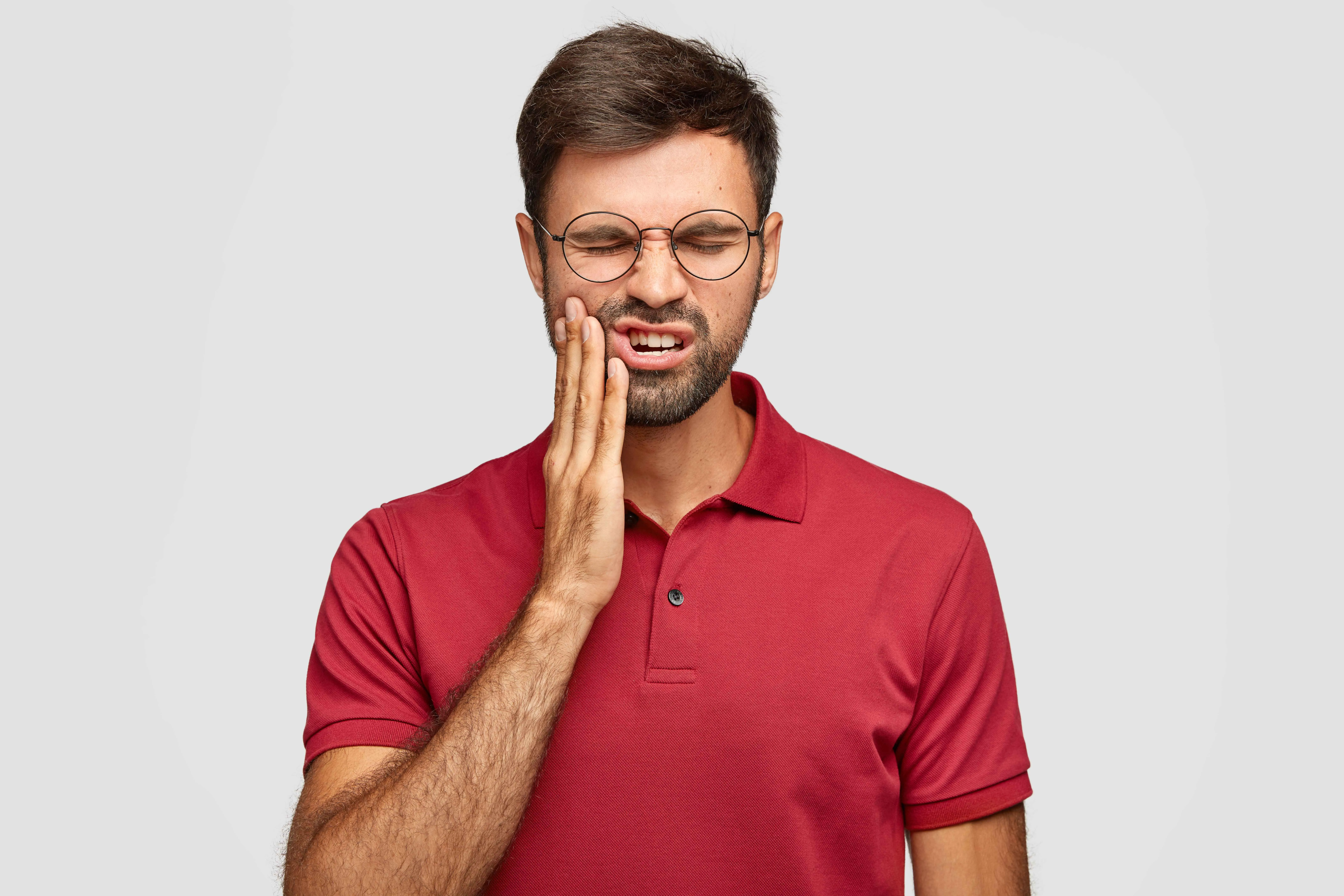 Retreatment, daha önce kanal tedavisi yapılmış ancak başarısız olmuş ya da zamanla yeniden enfekte olmuş dişlerde uygulanan ikinci bir kanal tedavisidir. Bu işlem, mevcut kök kanallarının yeniden temizlenmesini, şekillendirilmesini ve doldurulmasını içerir. Amaç, dişi çekmeden ağızda tutmak ve yeniden sağlıklı hale getirmektir.