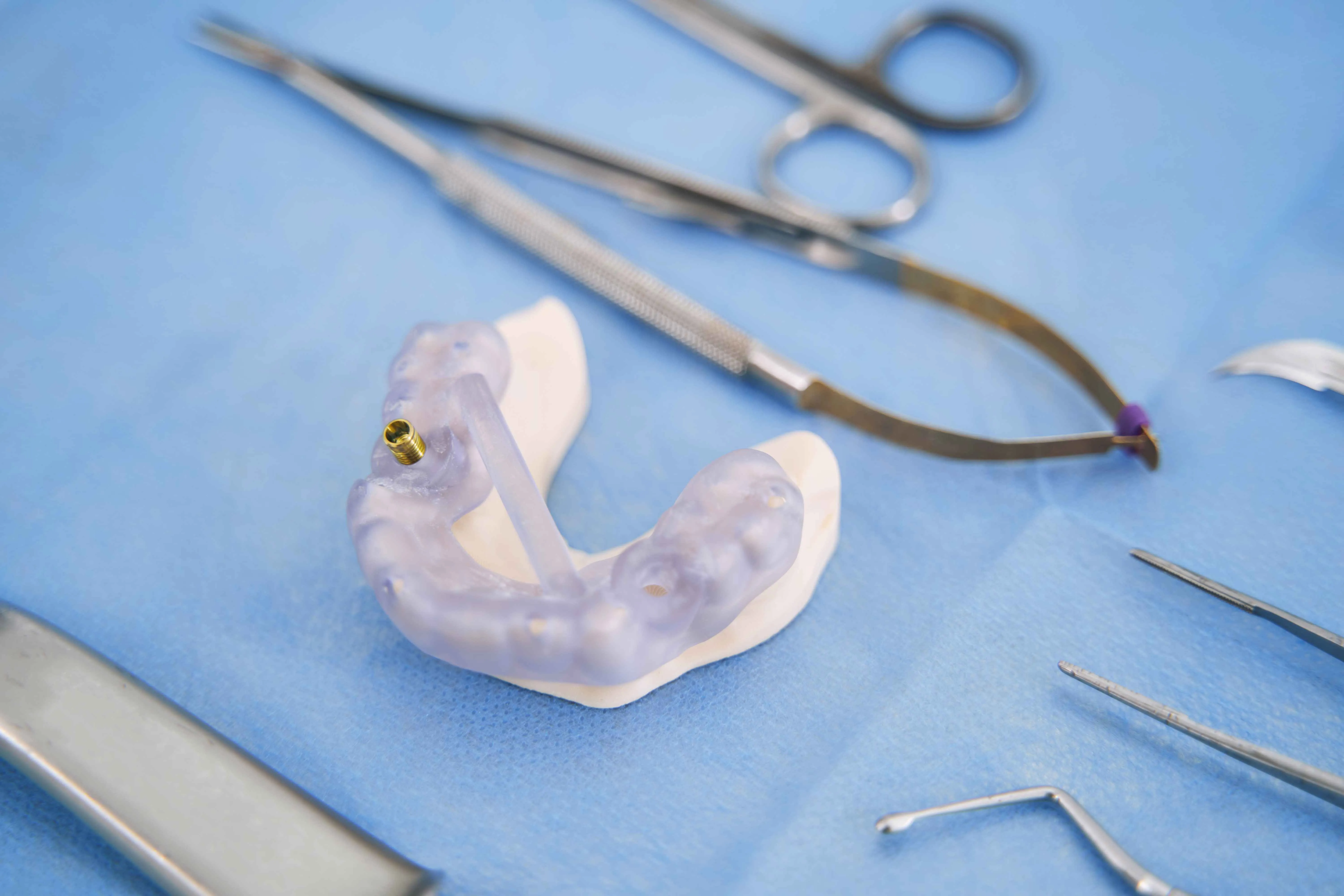 Dikişsiz implant, diş etisine kesi yapılmadan ve dikiş atılmadan uygulanan, modern ve konforlu bir implant tedavi yöntemidir. Özel 3D dijital görüntüleme sistemleriyle implantın yerleştirileceği alan milimetrik olarak planlanır. Hazırlanan cerrahi şablon sayesinde implant, diş eti kesilmeden doğrudan kemiğe yerleştirilir.